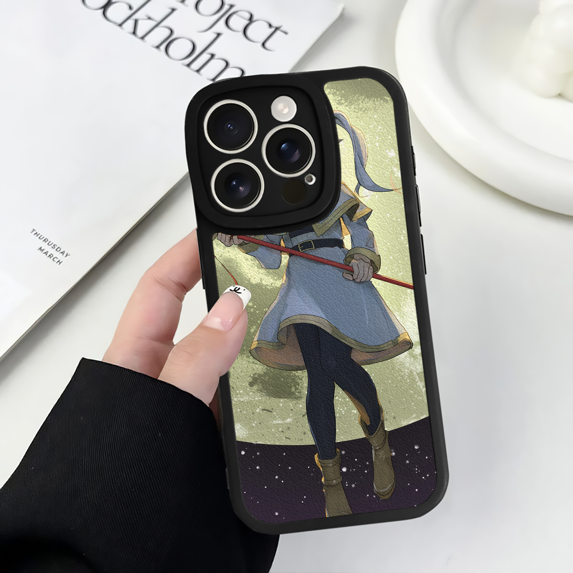 （画像用） 葬送のフリーレン Frieren 【iPhone 16シリーズ対応】シリコンスマホケース（レザー調） 材質：シリコン